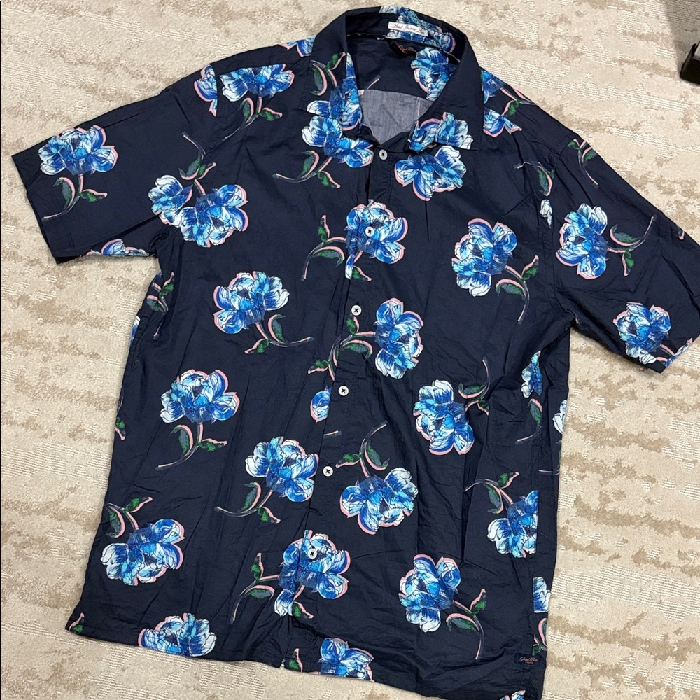 Good Man Brand short sleeve print button up- like new! men’s Large- Hawaiian